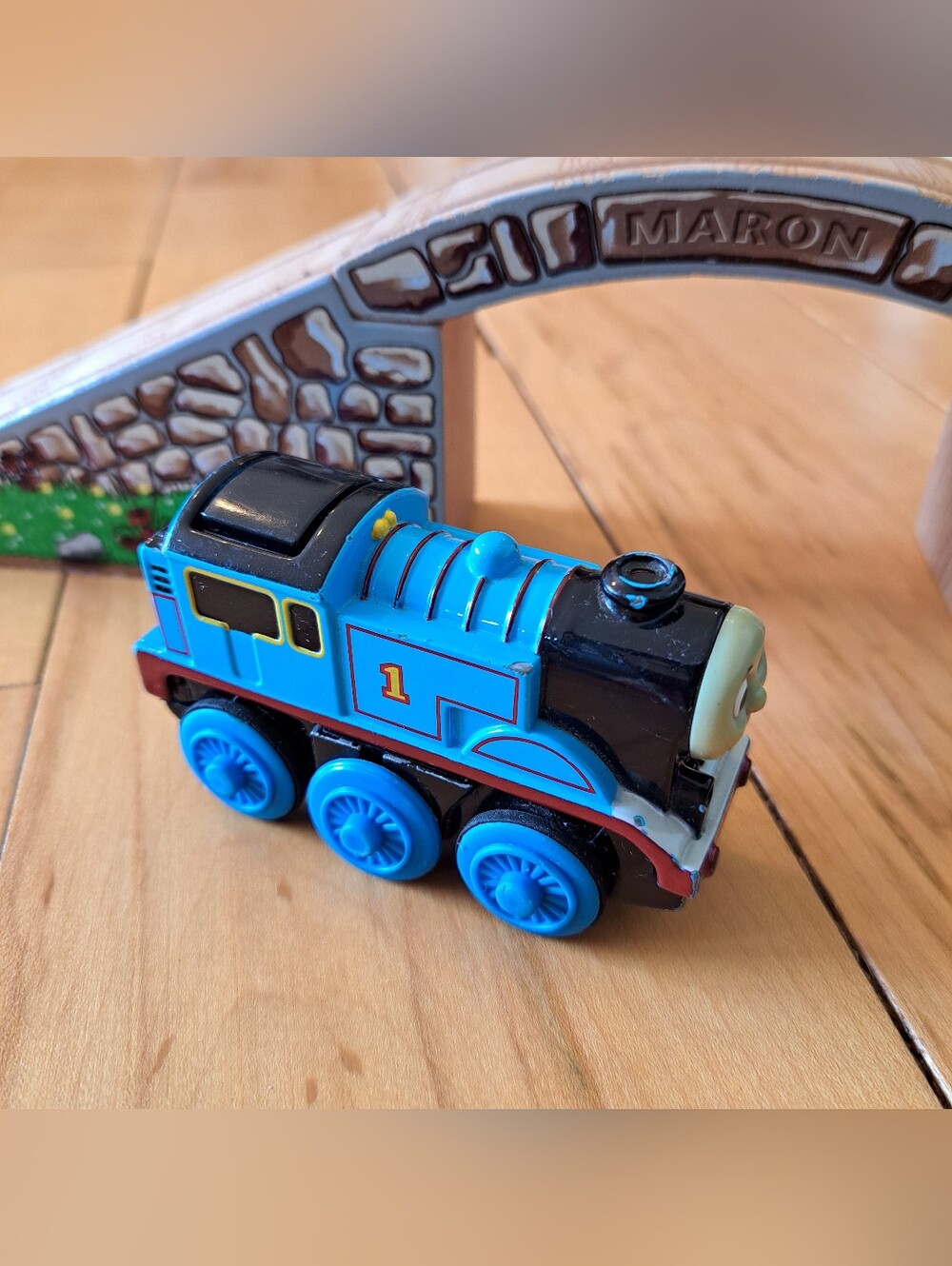 Light!  Battery Operated THOMAS!  Diecast Thomas Train Wooden Railway - Picture 5 of 9